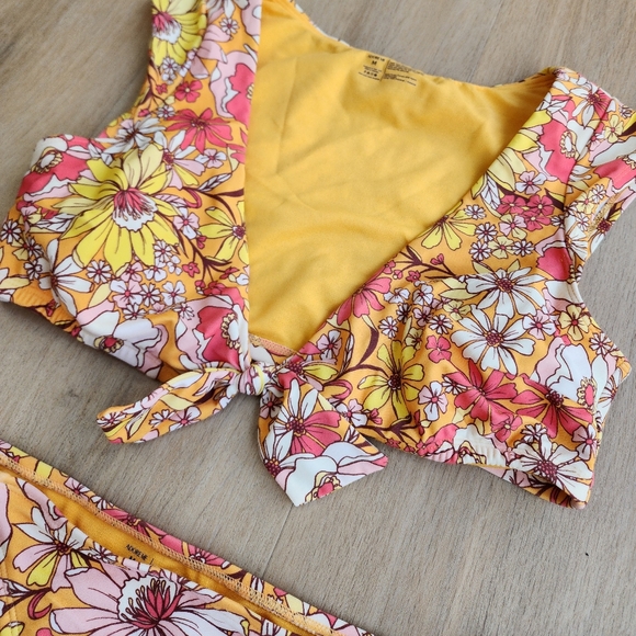 Adore me 70s inspired Swimsuit! - Picture 2 of 7